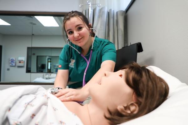 Emaleigh封隔器 works in the nursing simulation lab